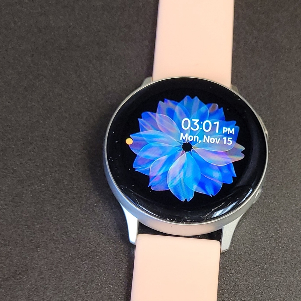 Galaxy Active 2 Smartwatch 40mm with 2 charging cables & 10 extra bands 💚❤🤍💙